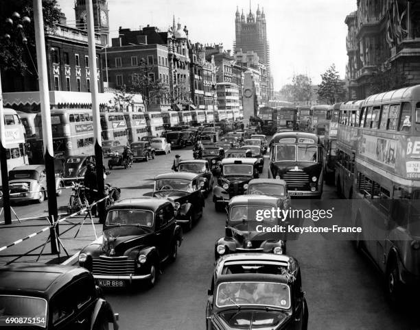 Embouteillage de voitures et d'autobus à Whitehall en vue de la cérémonie de couronnement, à Londres, Royaume-Uni le 30 mai 1953.