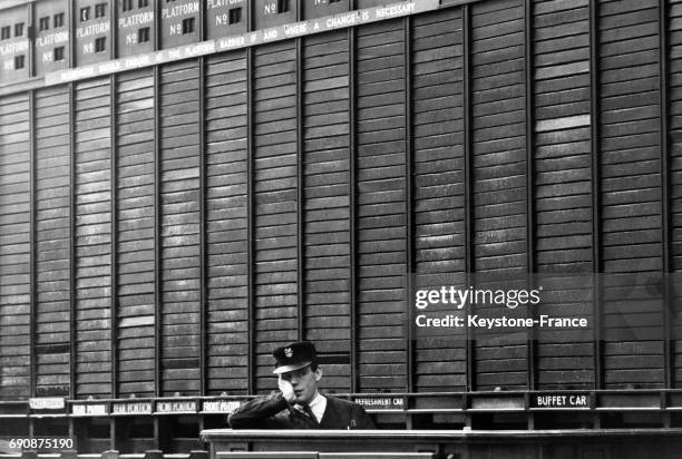 Vue du panneau d'affichage vierge des trains qui sont tous annulés, à Londres, Royaume-Uni le 19 mai 965.