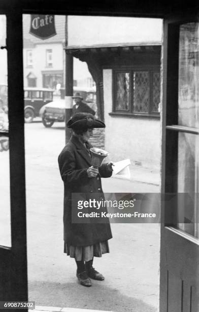 Mademoiselle Glover, la seule femme crieur de rue d'Angleterre, photographiée à Axbridge, Somerset, Royaume-Uni le 6 octobre 1933.