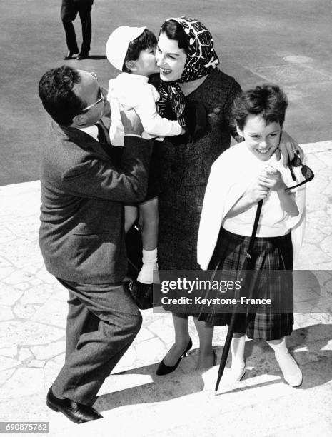 Silvana Mangano retrouve à l'aéroport Ciampino son mari Dino de Laurentiis et ses enfants Veronica et Federico à Rome, Italie, le 20 mai 1959.