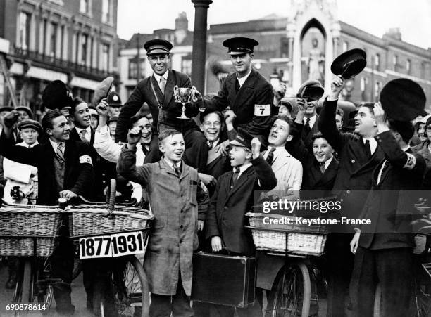 Les deux jeunes lauréats de la course du meilleur livreur sont acclamés par la foule le 7 octobre 1931 à Maidstone, Royaume-Uni.