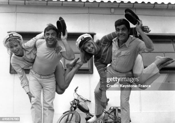 Roger Pierre et Jean-Marc Thibault portant sur leur dos Mireille Darc et Michèle Girardon dans le film de Jean Boyer 'La Virginie', à...