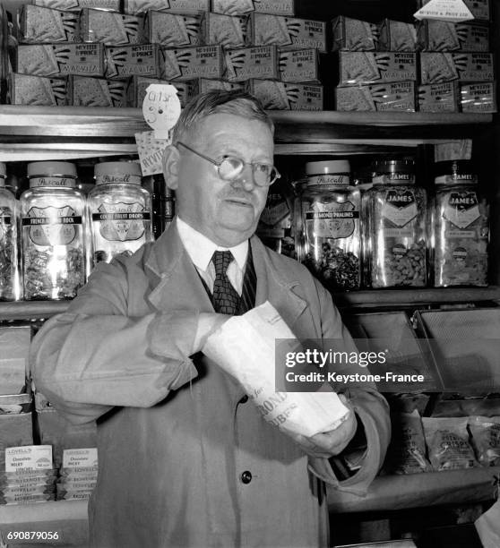 Le conseiller municipal Alfred Evans photographié dans son magasin d'alimentation, au Royaume-Uni.