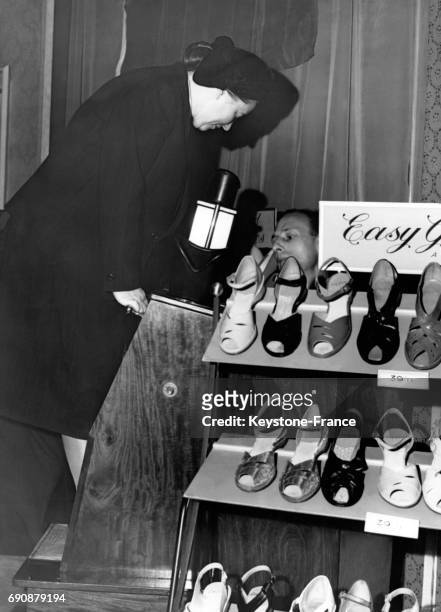 Madame Kaminskaya, directrice de la maison de couture de Leningrad, essaie le Pedscope, une machine qui radiographie le pied dans la chaussure, à...