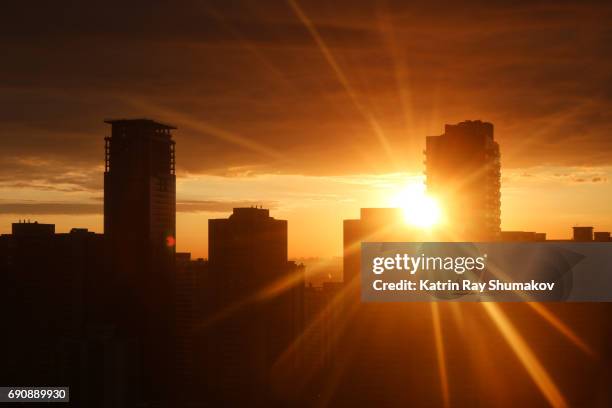 sunrise rays in urban settings - twilights stockfoto's en -beelden