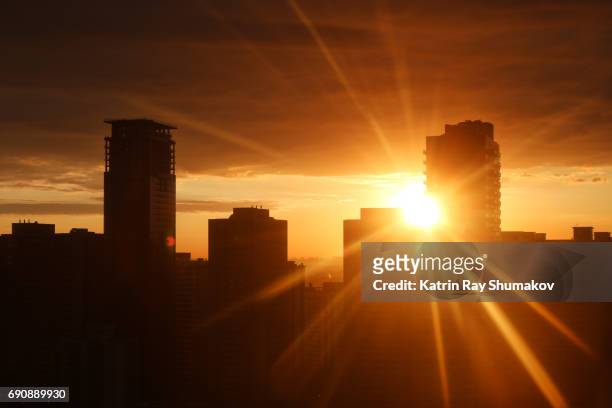 sunrise rays in urban settings - halvdager bildbanksfoton och bilder
