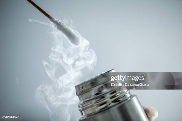 crioterapia con batuffolo di cotone e azoto liquido - liquid nitrogen foto e immagini stock