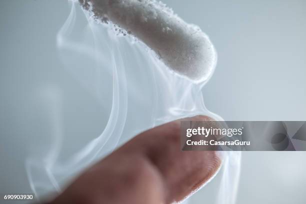 dokter toepassen cryotherapie op de huid van de patiënt aan kant - liquid nitrogen stockfoto's en -beelden