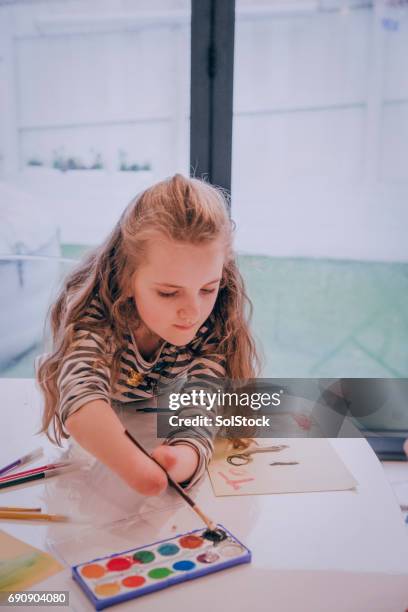 meningitis survivor malerei auf dem esstisch! - meningitis stock-fotos und bilder