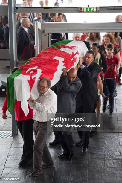 The coffin arrives during the funeral of former First Minister of Wales Rhodri Morgan at the Senedd in Cardiff Bay on May 31, 2017 in Cardiff, Wales....