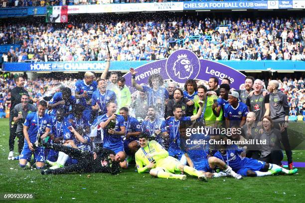 Chelsea celebrate following the Premier League match between Chelsea and Sunderland at Stamford Bridge on May 21, 2017 in London, England.