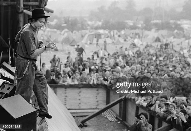 Singer Mick Hucknall performing with Simply Red at the Glastonbury Festival near Pilton, Somerset, 22nd June 1986.