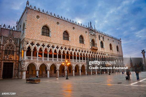 palazzo ducale in piazza san marco. - palácio dos doges imagens e fotografias de stock