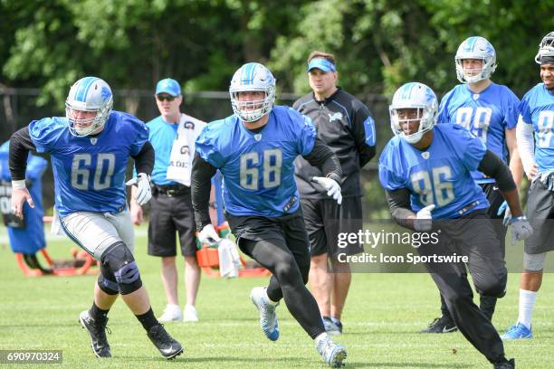 Detroit Lions center Graham Glasgow , Detroit Lions offensive tackle Taylor Decker , and Detroit Lions tight end Khari Lee run blocking drills during...