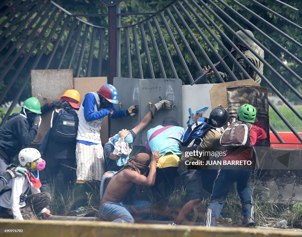 TOPSHOT-VENEZUELA-CRISIS-OPPOSITION-PROTEST
