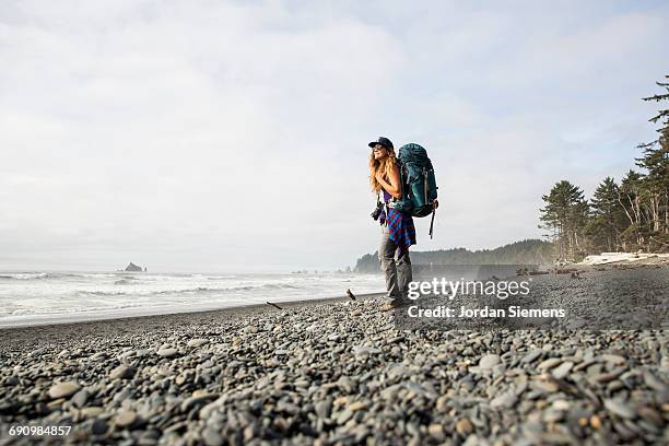 backpacking along a beach - rucksacktourist stock-fotos und bilder