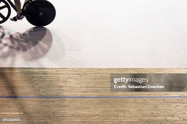 low section of male athlete riding bicycle in velodrome - track cycling imagens e fotografias de stock