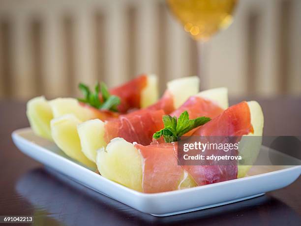 melon wrapped in parma ham - melão imagens e fotografias de stock