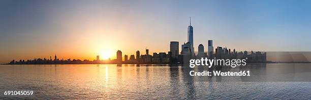 usa, new york city, manhattan, panorama of financial district at sunrise - sunrise new york stock-fotos und bilder