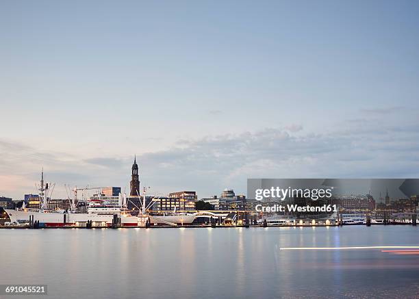 germany, hamburg, view to the city with landing stages and st. michaelis church in the background - hamburg stockfoto's en -beelden