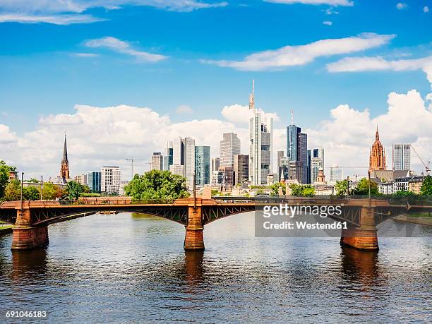 germany, frankfurt, view to skyline with ignatz-bubis-bridge and main river in the foreground - hesse germany stock-fotos und bilder