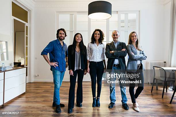 portrait of confident businesspeople in office - cinco pessoas imagens e fotografias de stock