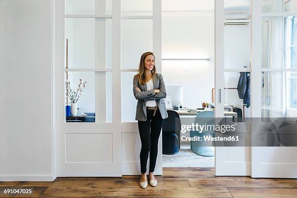 confident businesswoman standing in office - figura intera foto e immagini stock