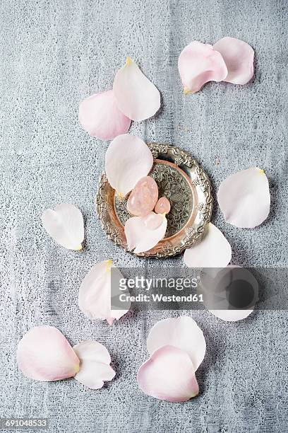 rose quartz with rose petals - rose petal fotografías e imágenes de stock