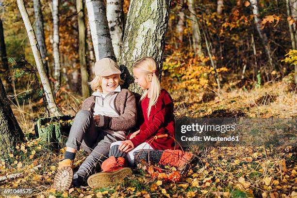 hansel and gretel, boy and girl sitting in forest, talking - hänsel and gretel stock pictures, royalty-free photos & images
