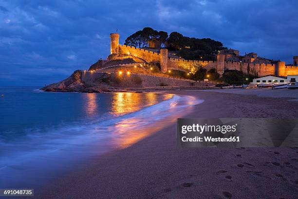 spain, costa brava, tossa de mar, main beach and old town wall at night - tossa de mar imagens e fotografias de stock