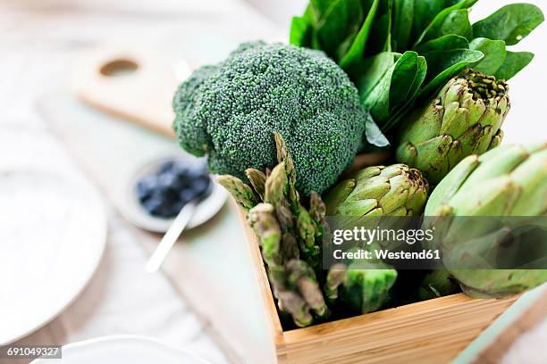 green vegetables in wooden box - alcachofra imagens e fotografias de stock