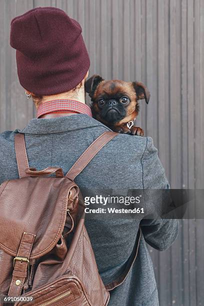 dog looking over man's shoulder - dog looking over shoulder stock pictures, royalty-free photos & images