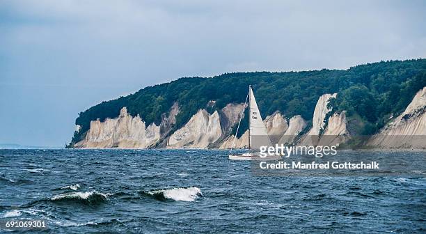 sailing along the rügen chalk cliff coast - kreidefelsen stock-fotos und bilder
