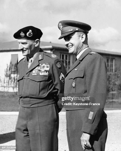 Bernard Montgomery, commandant suprême de l'OTAN et Alfred Gruenther, chef de cabinet, au Grand Quartier général des puissances alliées en Europe, à...