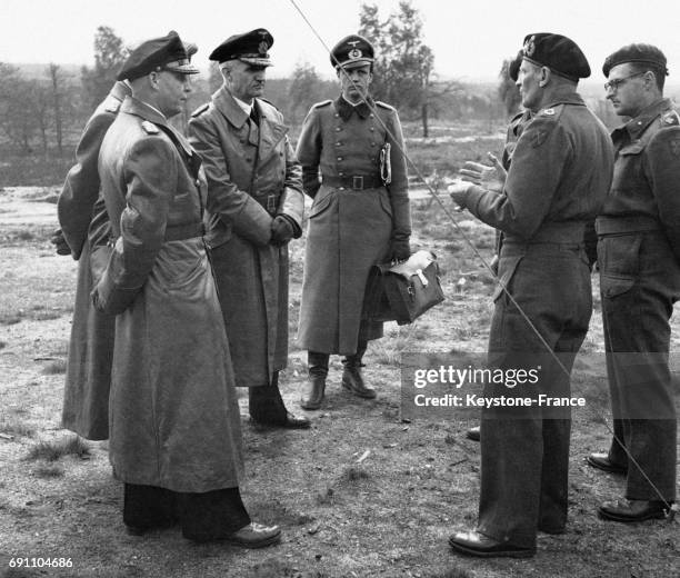 Le maréchal Montgomery discutant, sous le drapeau anglais, avec la délégation d'officiers allemands composée de l'amiral von Friedeburg, du général...