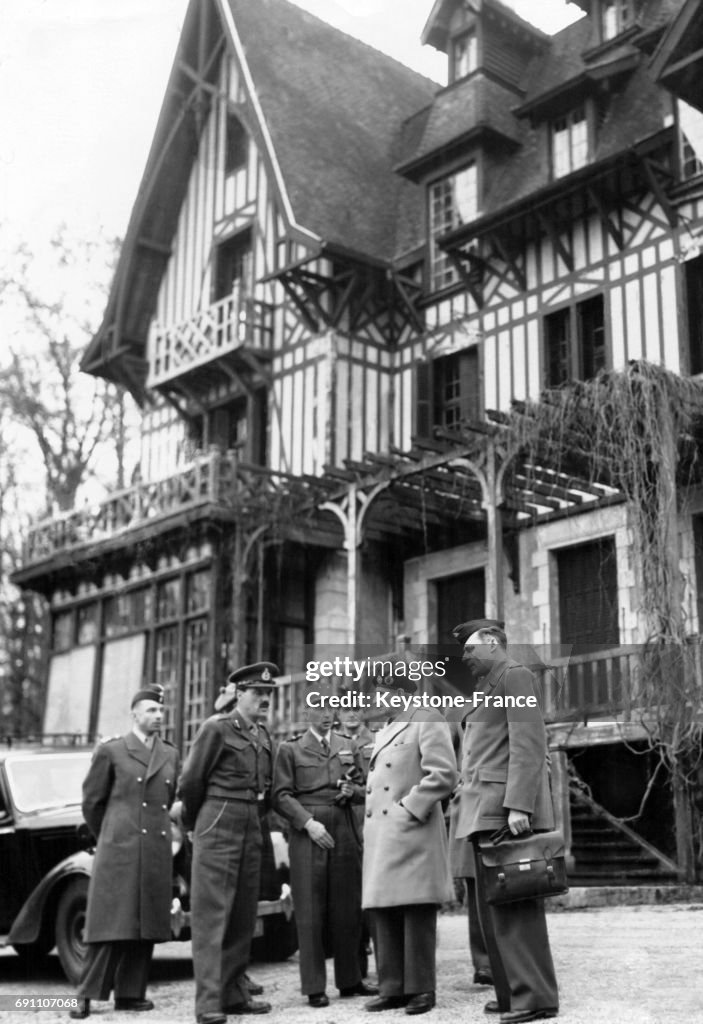 Montgomery visitant le quartier général des forces occidentales