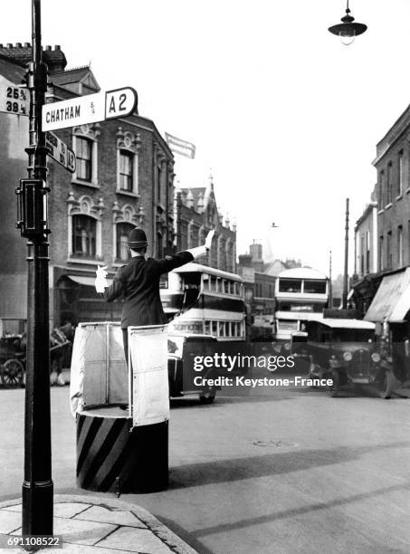 Un agent de police règle la circulation routière depuis son nouveau piédestal aux couleurs vives le 31 octobre 1934 à Rochester, Royaume-Uni.