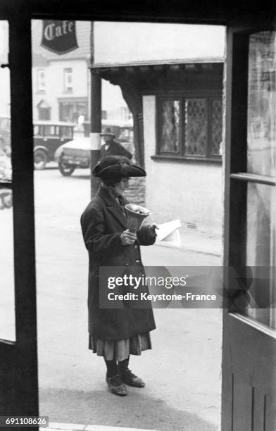 Une femme est la seule participante féminine au concours du meilleur crieur le 6 octobre 1933 à Axbridge, Royaume-Uni.