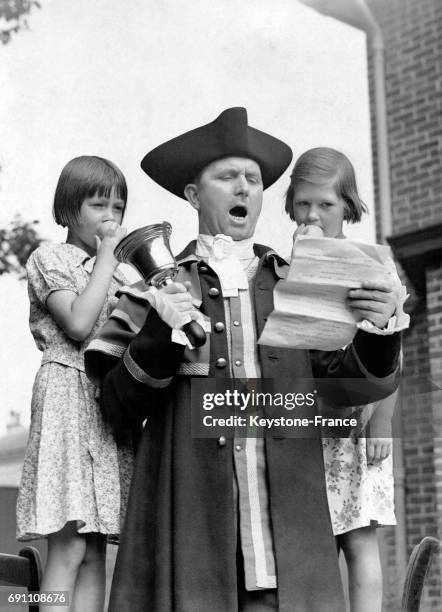 Le conseiller Welsh répète son discours du meilleur crieur en compagnie de ses deux filles en prévision du concours du meilleur crieur au cours...