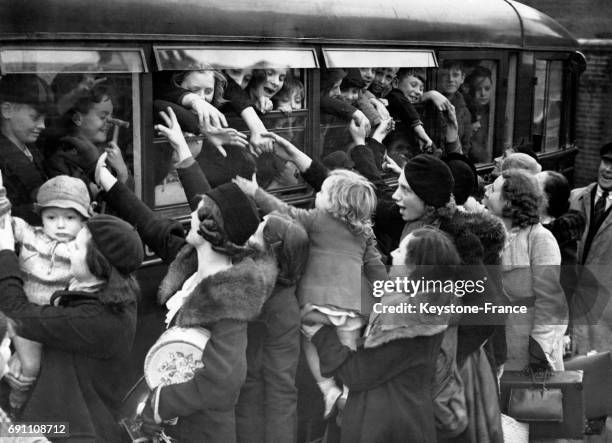 Retrouvailles enthousiastes à la gare de Blackfriars entre les parents et leurs enfants sortant du train, de retour de la campagne où ils avaient été...