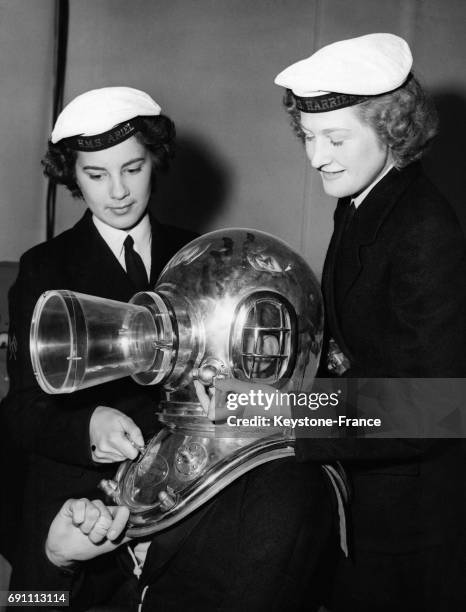 Un casque de plongée pour la télévision est présenté à Earl's Court le 24 août 1954 à Londres, Royaume-Uni.