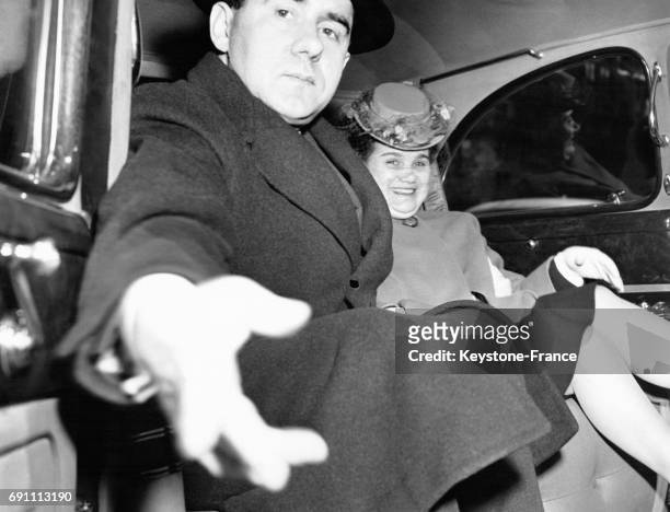 Andrei Gromyko sur le point de fermer sa portière de voiture en compagnie de sa femme le 31 mars 1946 à New York City, NY.