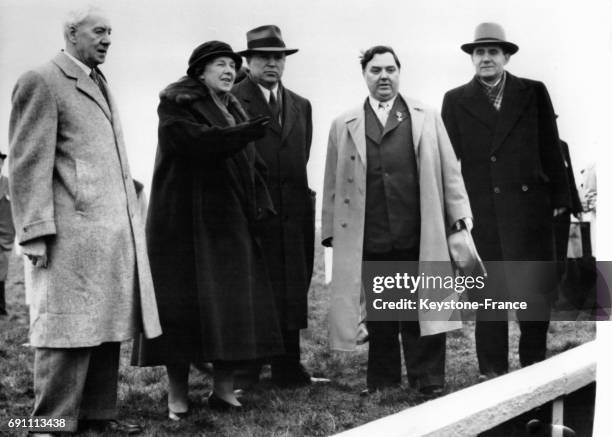 Mrs Topham, propriétaire du champ de courses, Malik, ambassadeur d'URSS en Angleterre, Malenkov et Andrei Gromyko assistent au grand steeple-chase le...