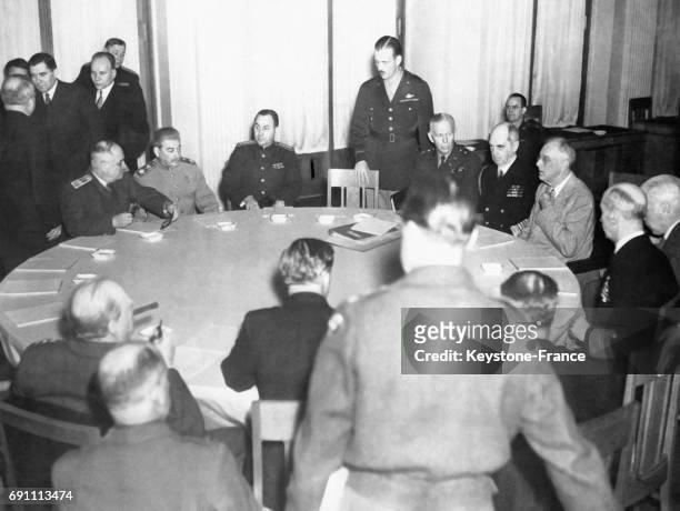 Les dirigeants des pays alliés se réunissent pour la conférence de Yalta réglant le sort du monde après la guerre, et comptent parmi leurs rangs...