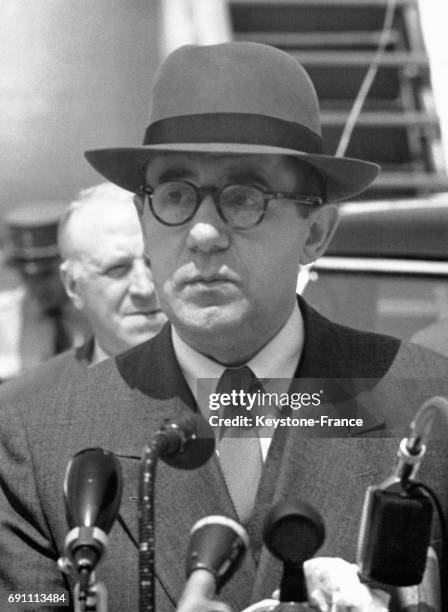 Andrei Gromyko au micro à son arrivée à l'aéroport de Cointrin porte un chapeau en feutre malgré la chaleur écrasante le 12 juillet 1959 à Genève,...