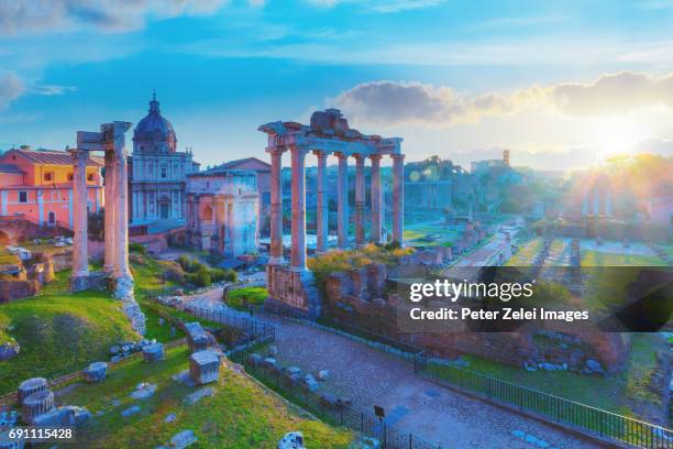 roman forum at sunrise - arco de septimius severus - fotografias e filmes do acervo