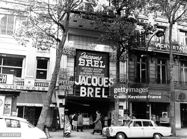 Publicité pour les concerts de Jacques Brel sur la façade de l'Olympia, à Paris, le 28 octobre 1964, France.