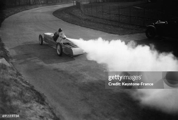 Max Valier, inventeur du moteur-fusée, testant sa voiture-fusée carbonique sur le circuit AVUS à Berlin, Allemagne.