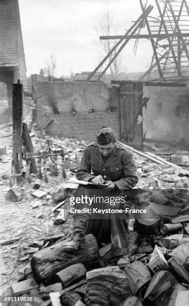 Un soldat français écrit une lettre après être entré en Allemagne avec sa troupe en 1945 en Allemagne.