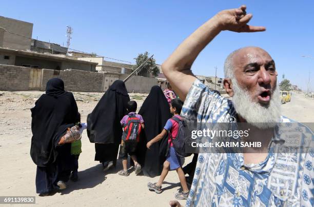 Displaced Iraqis evacuate their home in western Mosul's Zanjili neighbourhood on June 1, 2017 during ongoing battles between Iraqi forces to retake...